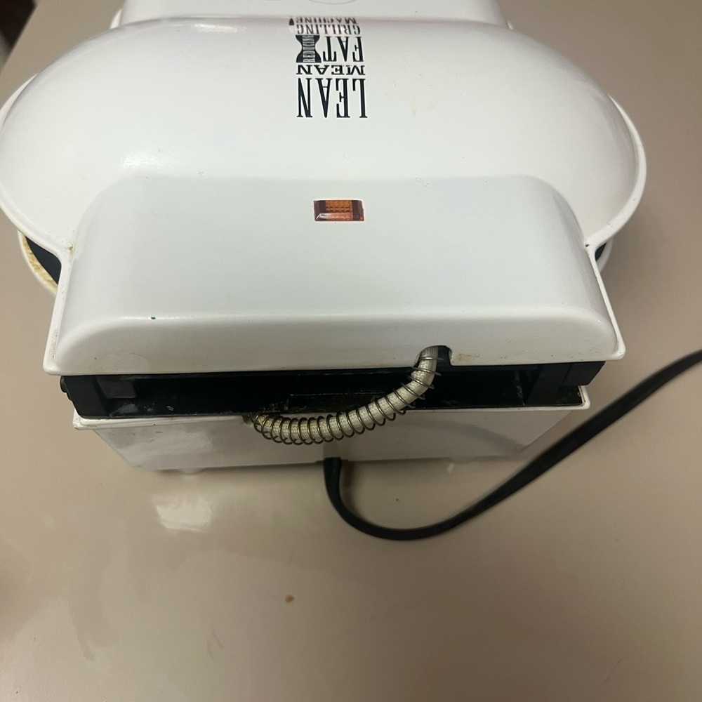 White Grilling Machine by George Foreman - Picture 3 of 4